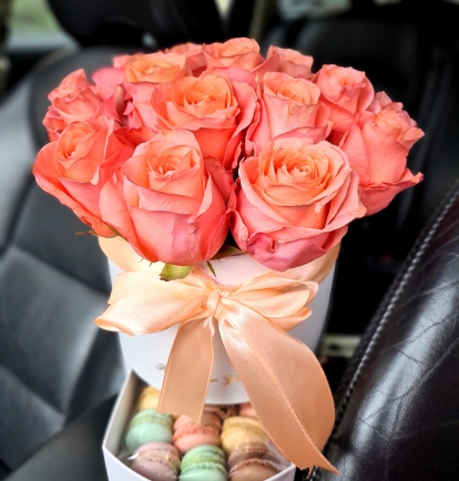 Rožių dėžutė su macaroons sausainiukais - "Mirinda"