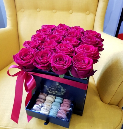 Rožių dėžutė su macaroons sausainiukais "Katrina"