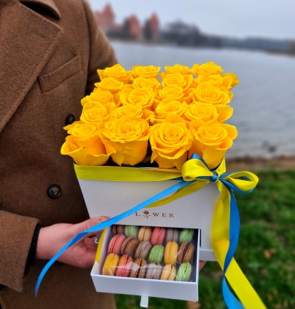 Rožių dėžutė su macaroons sausainiukais "Austėja"