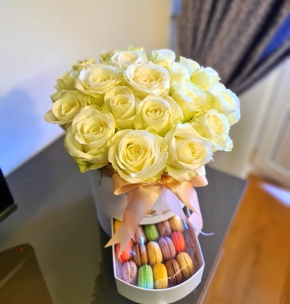 Rožių dėžutė su macaroons sausainiukais "Dilita"