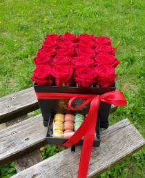 Rožių dėžutė su macaroons sausainiukais "Katrina"