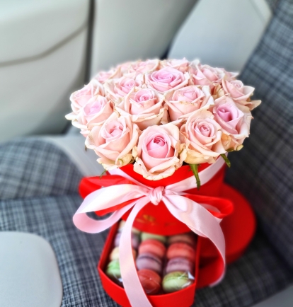 Rožių dėžutė su macaroons sausainiukais "Kloe"