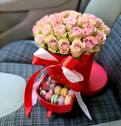 Rožių dėžutė su macaroons sausainiukais "Luvia"