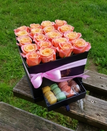 Rožių dėžutė su macaroons sausainiukais "Meloina"