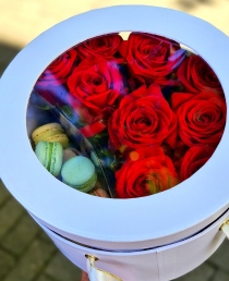 Rožių dėžutė su macaroons sausainiukais "Milginta"