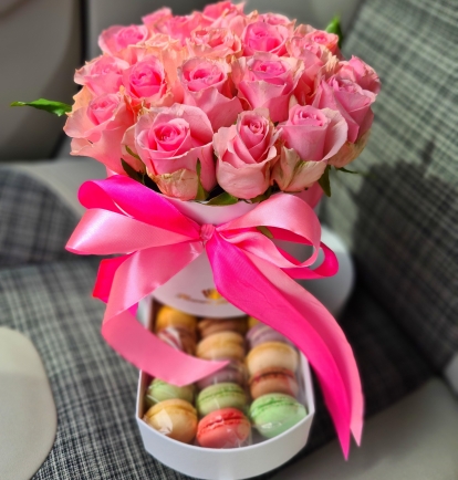 Rožių dėžutė su macaroons sausainiukais "Odeira"