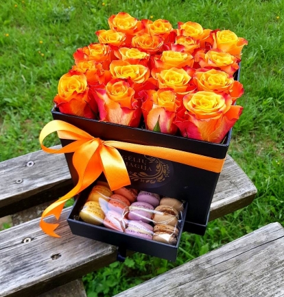 Rožių dėžutė su macaroons sausainiukais "Susanna"